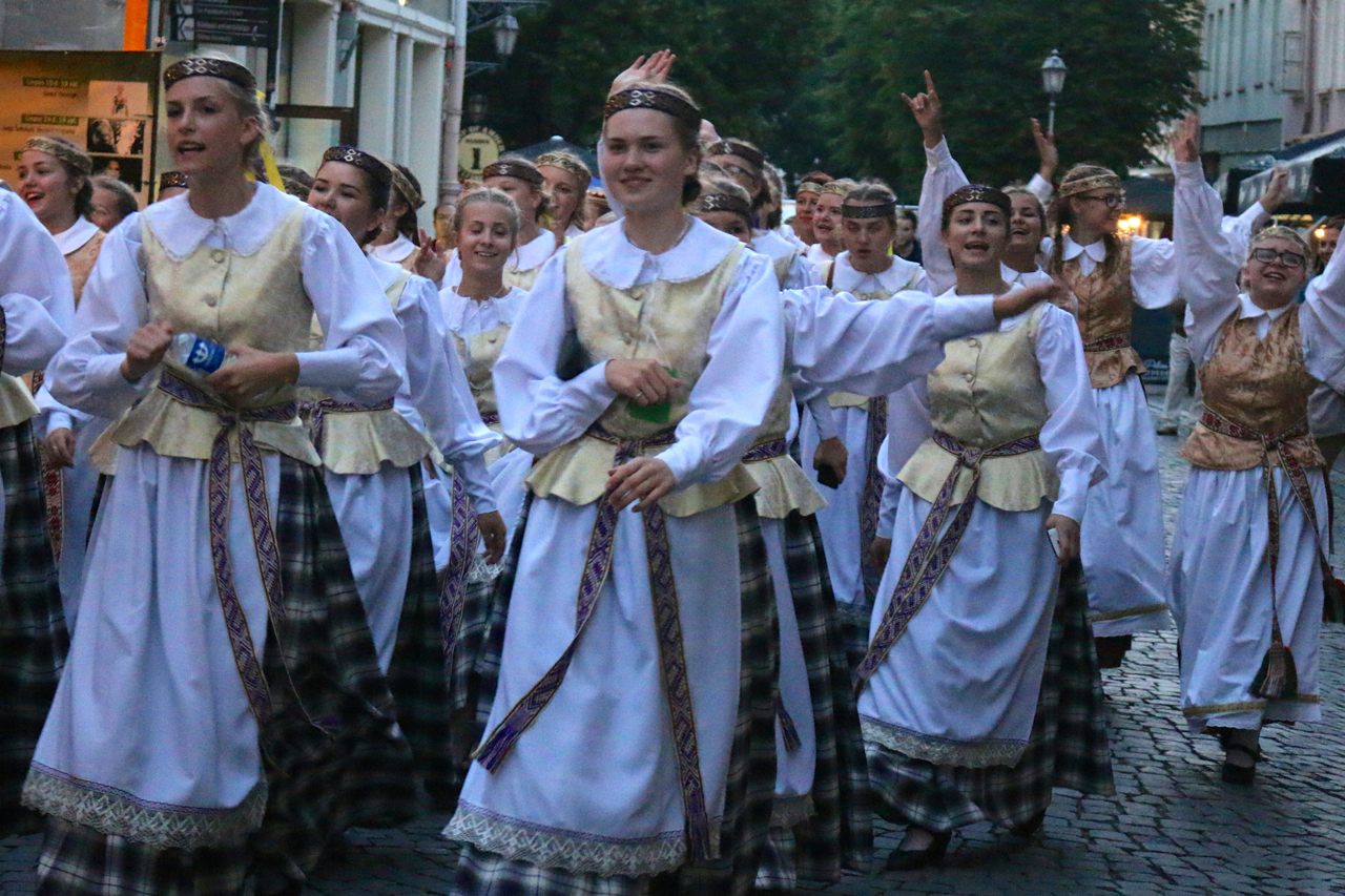 lithuania_dancers_13.jpg
