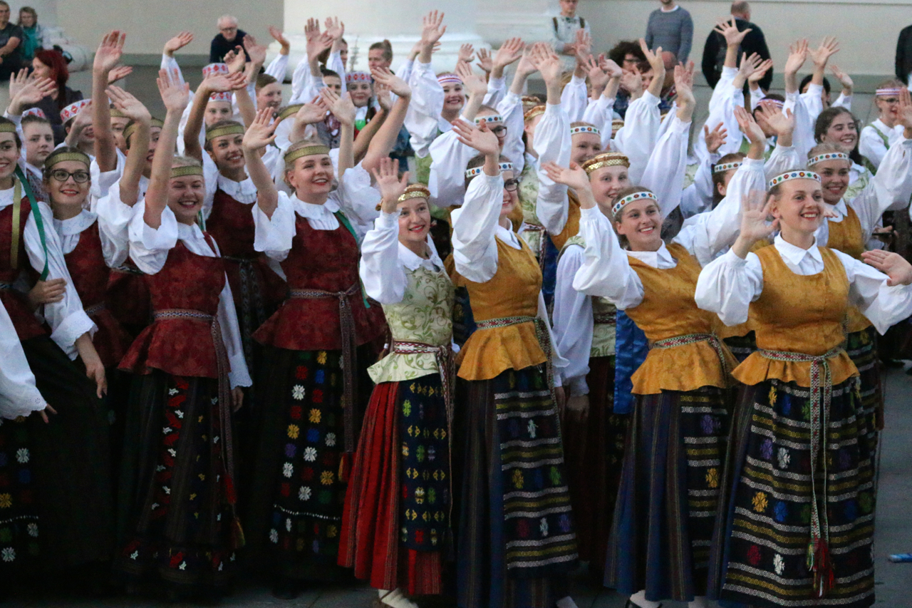 lithuania_dancers_3.jpg