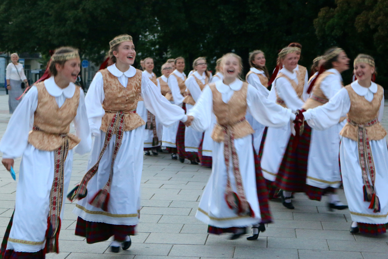 lithuania_dancers_6.jpg